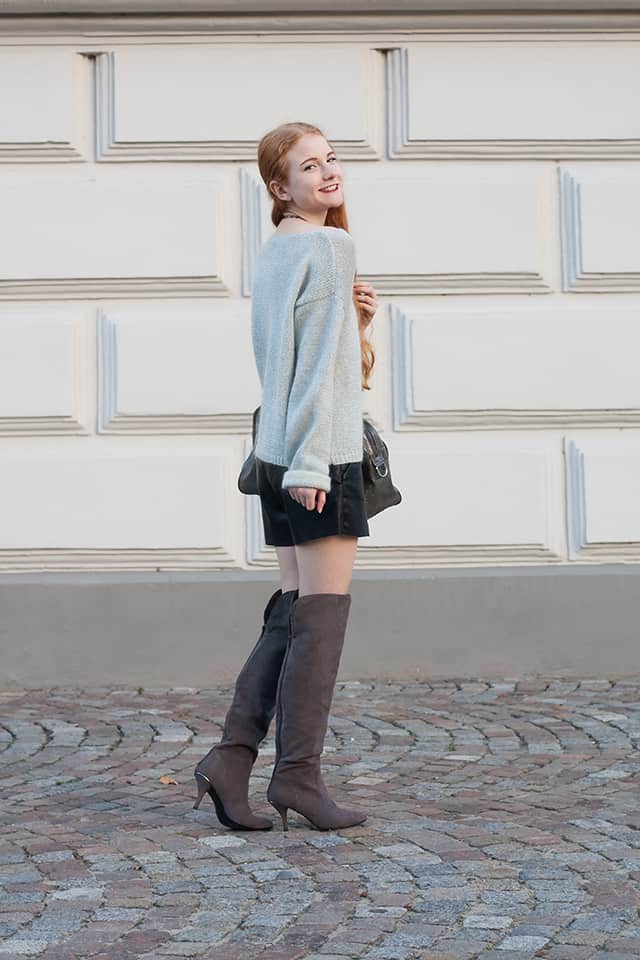 Outfit Herbst 2015 Trend Overknees Grau Wildleder Oversized Pullover Ledershorts