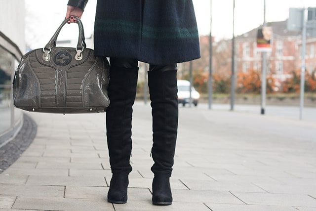 Outfit Winter Trends 2015 Lederhose Mantel Overknees Bluse 