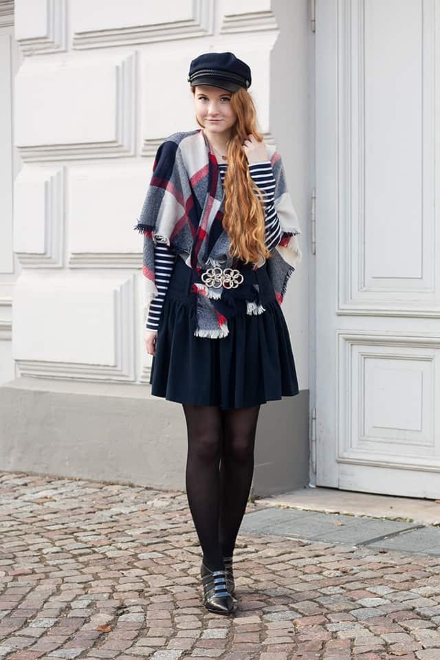 Outfit Parisian Chic Dunkelblau Cape H&M Schiebermütze Fashionblogger Oldenburg