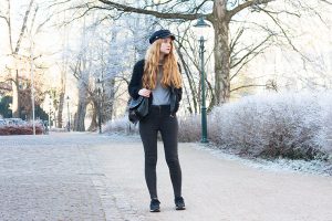 outfit-fake-fur-jacke-netzstruempfe-schiffermuetze-wintertrends-2016