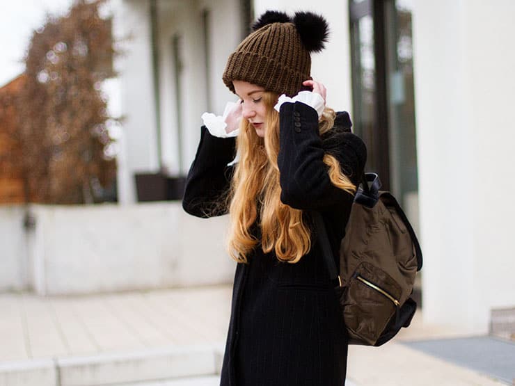 winter-outfit-bommelmuetze-glockenaermel-bluse-hm-vintage-nadelstreifen-mantel-1