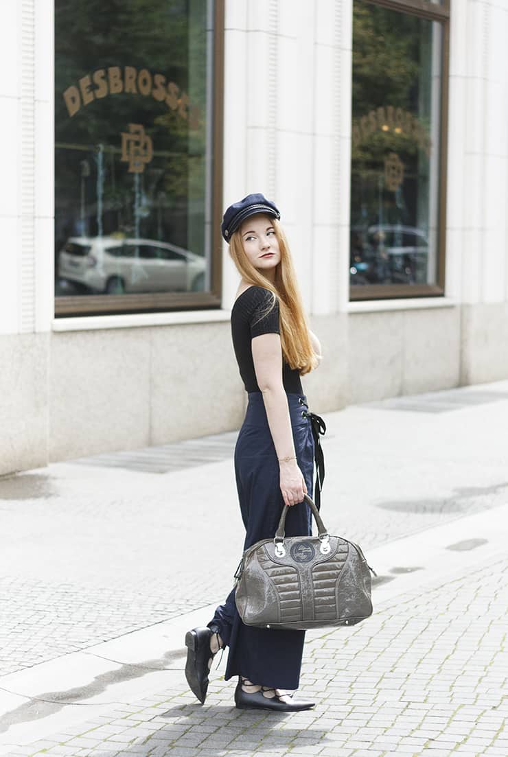 Berlin Streetstyle Outfit Dunkelblaue Culottes Schiffermütze Off Shoulder Sommer Büro