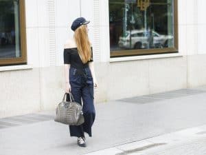 Berlin Streetstyle Outfit Dunkelblaue Culottes Schiffermütze Off Shoulder Sommer Büro
