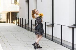 Cutout Boots kombinieren Sommer Kleid Lederjacke