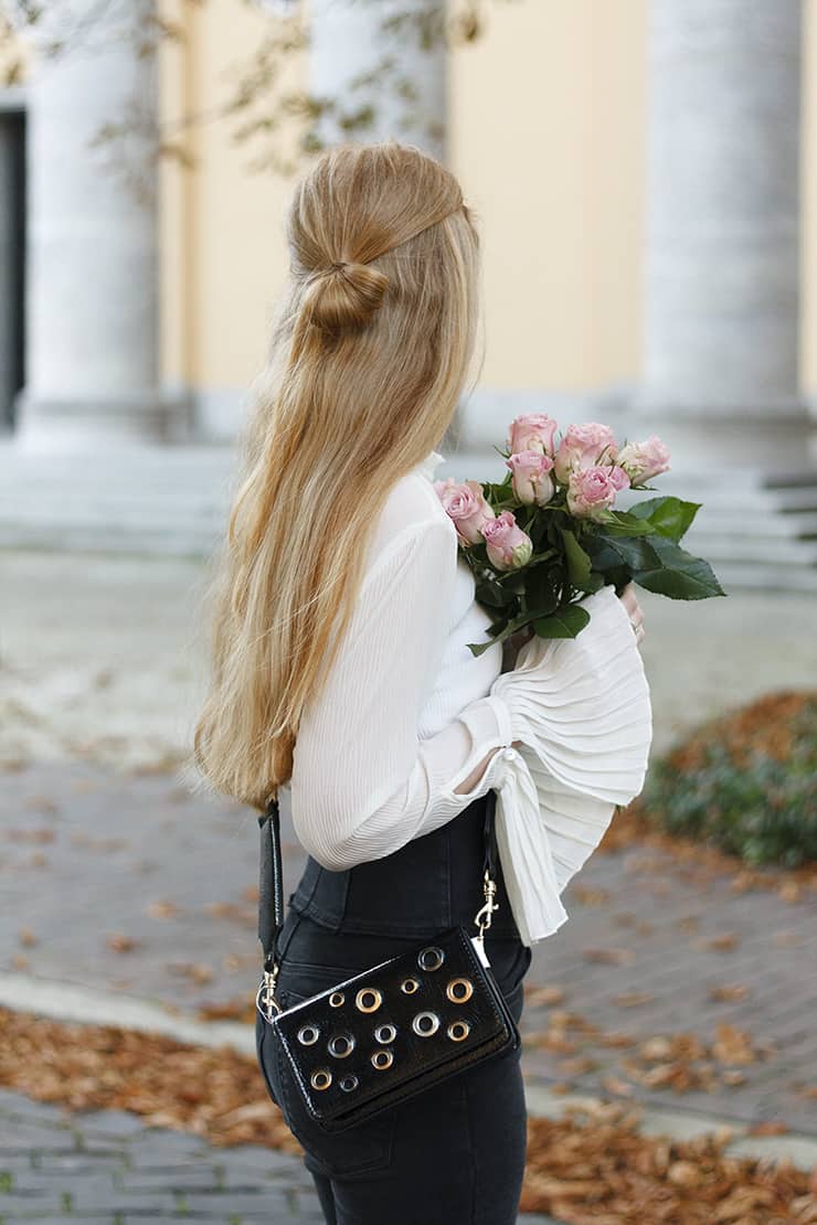 Herbst Outfit schwarz weiß Highwaist Jeans Bluse Glockenärmel