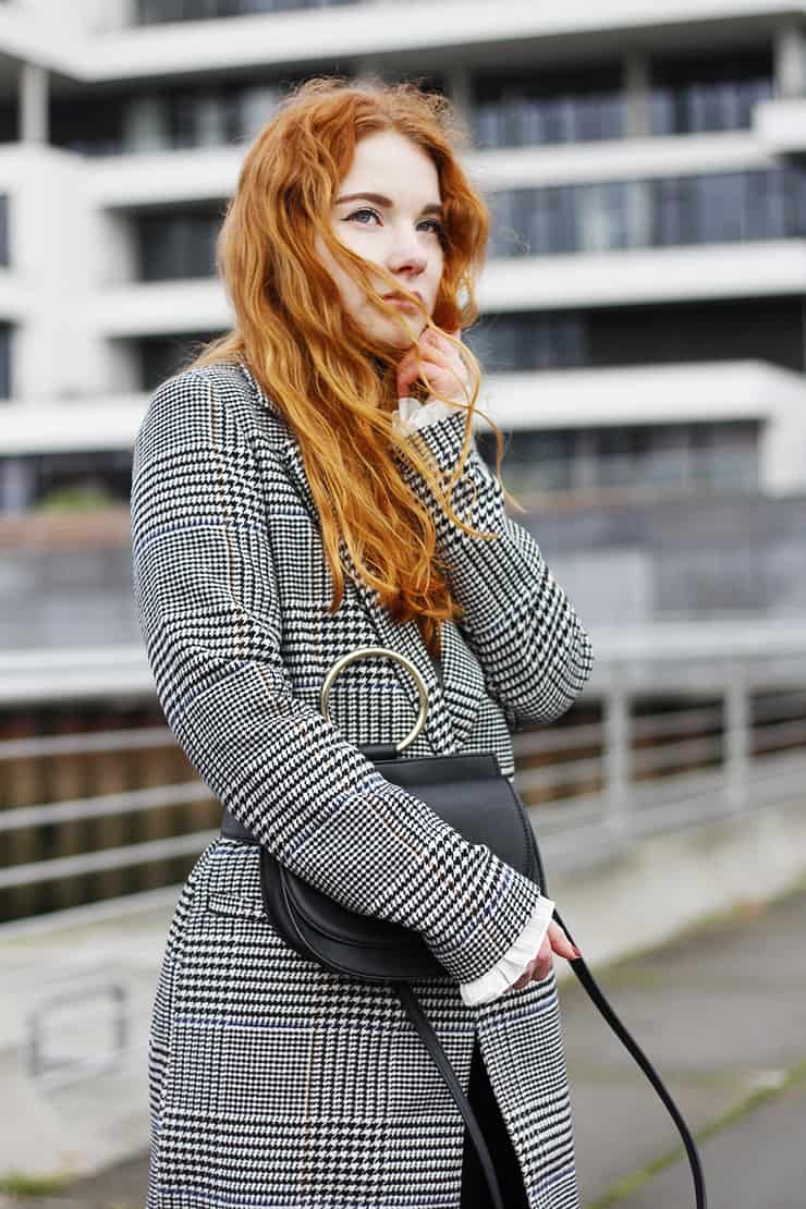 Fee Schoenwald Modeblog Oldenburg Winter Outfit Karo Mantel Moschino Gürtel Chloe Lookalike Tasche