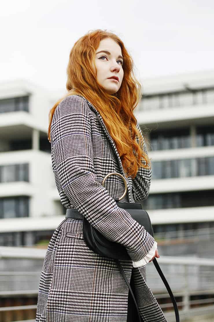 Fee Schoenwald Modeblog Oldenburg Winter Outfit Karo Mantel Moschino Gürtel Chloe Lookalike Tasche