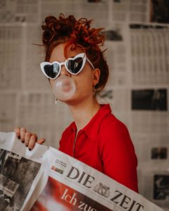 Zeitungspapier Homeshooting low Budget Fee Schoenwald