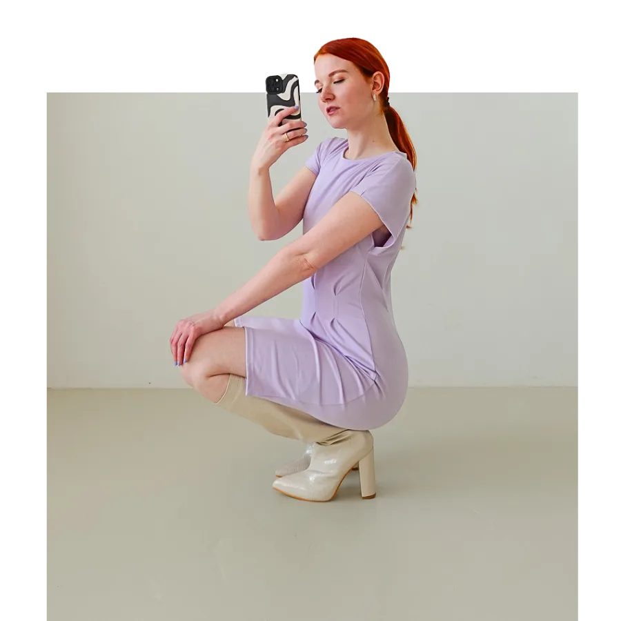 Fee Schoenwald, Influencerin aus Bremen, filmt sich im fliederfarbenen Kleid mit dem Smartphone für ein UGC Video